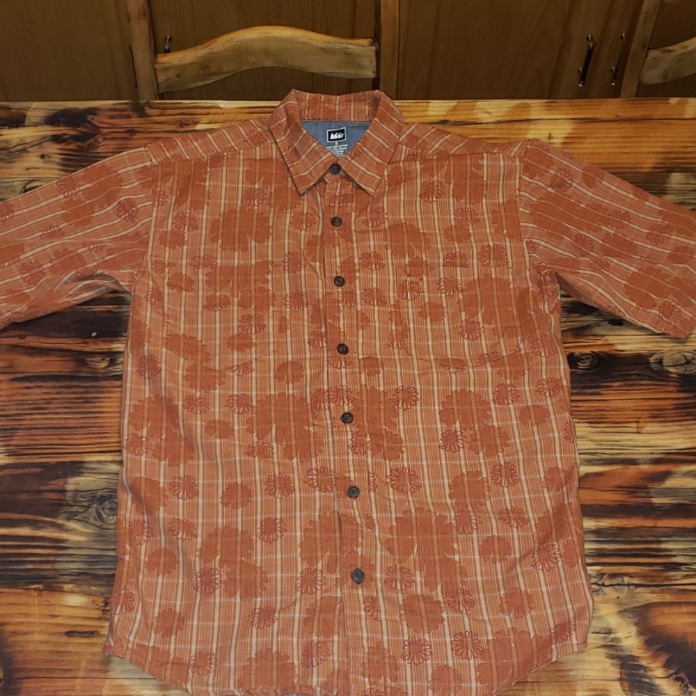 REI Shirt. Men's Size S. In EUC.